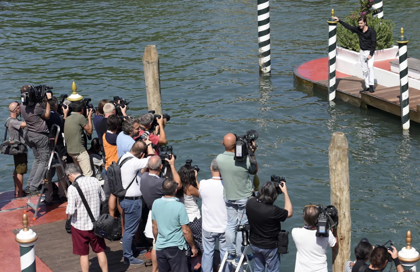Włoski aktor Michele Riondino w Wenecji, Lido Beach przed rozpoczynającym się tam 75. Festiwalem Filmowym