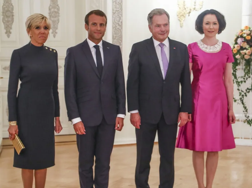 Brigitte Macron zmiażdżyła stylówką młodszą od siebie o 25 lat (a od męża 29!) prezydentową Finlandii. FOTO