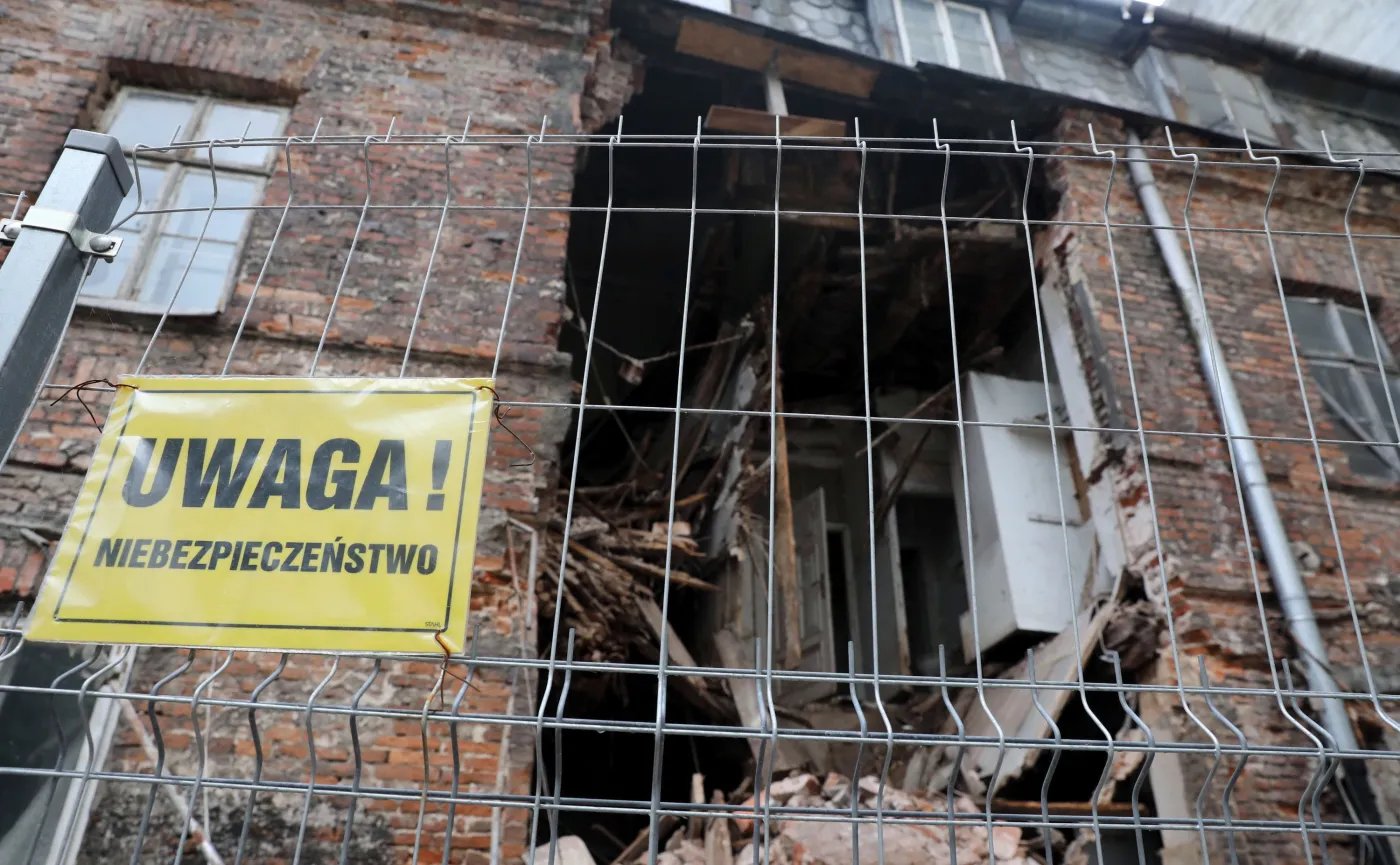 Zawalił się dach stołecznej kamienicy. Budynek w maju wpisano do rejestru zabytków