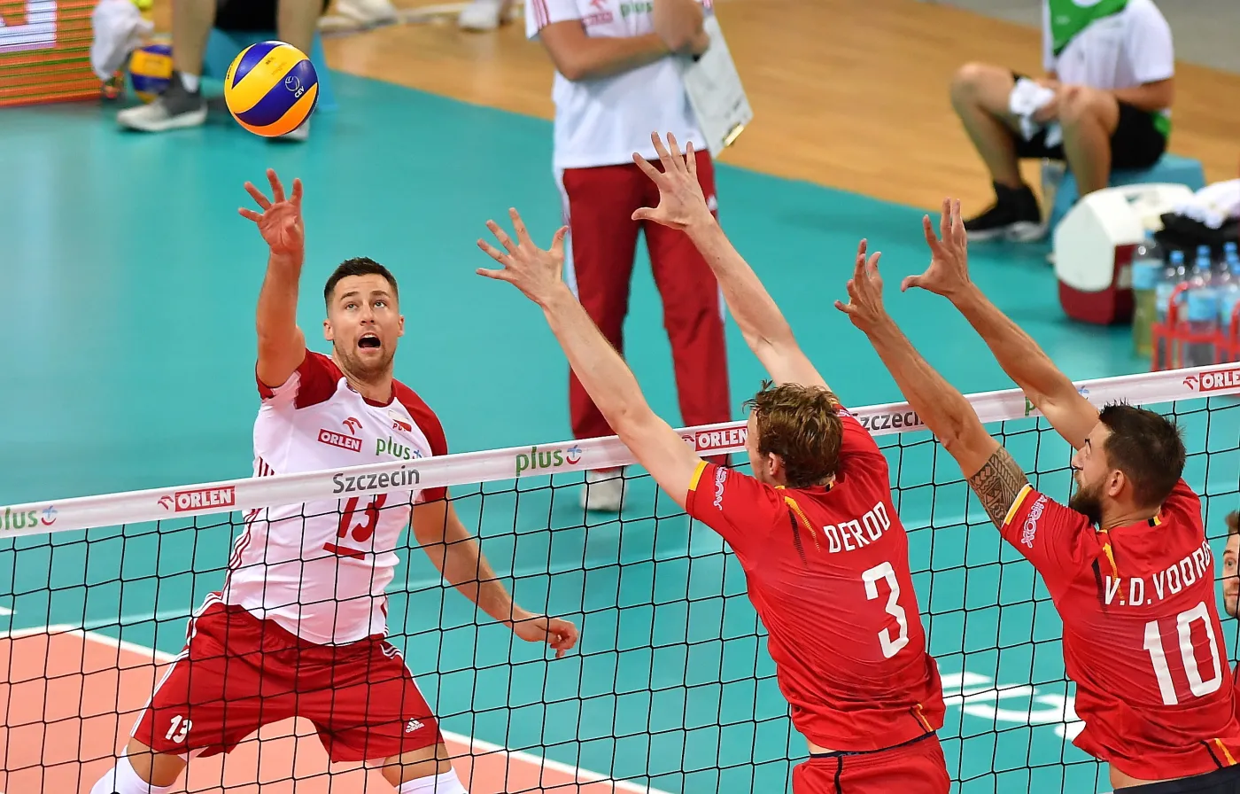 Michał Kubiak (L) oraz Sam Deroo (C) i Van De Voorde S. (P)