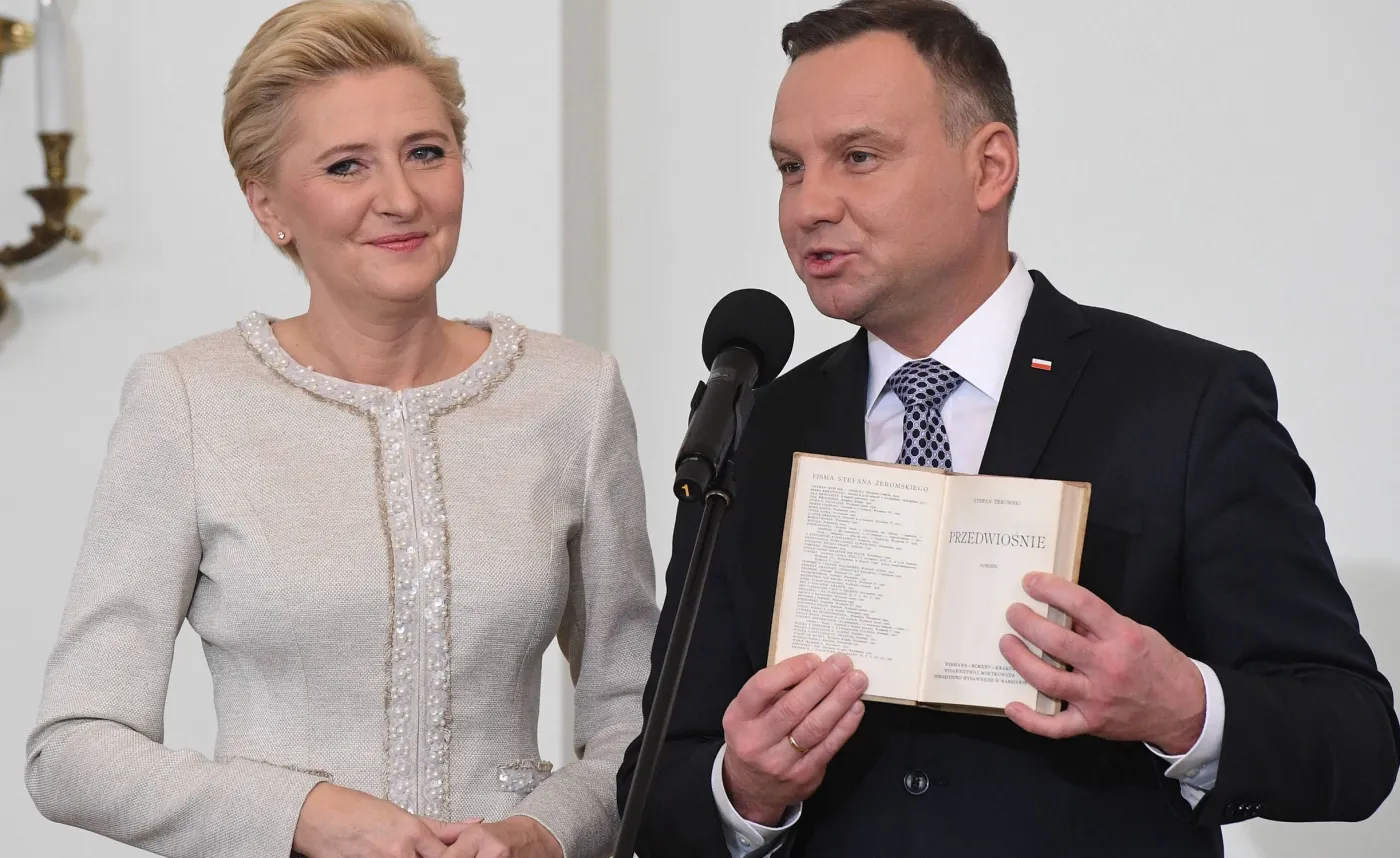 Para prezydencka z egzemplarzem "Przedwiośnia"