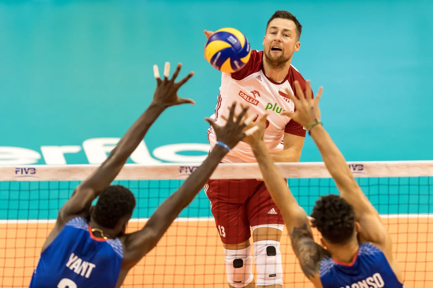 Polak Michał Kubiak (C) oraz Yang Herra Marlon (L) i Raul Alonso (P) z Kuby