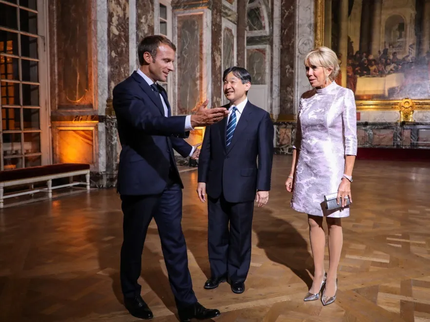 "Zalatuje tandetą". Brigitte Macron w stylizacji "na Japonkę" nie spodobała się internautom. FOTO
