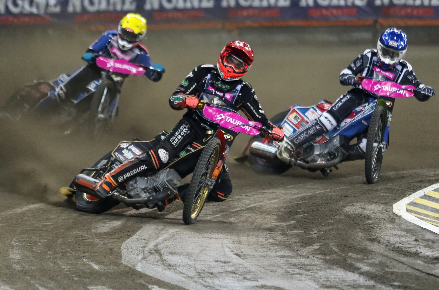 Duńczyk Mikkel Michelsen (kask czerwony), Polak Jarosław Hampel (żółty) i Brytyjczyk Robert Lambert (niebieski)