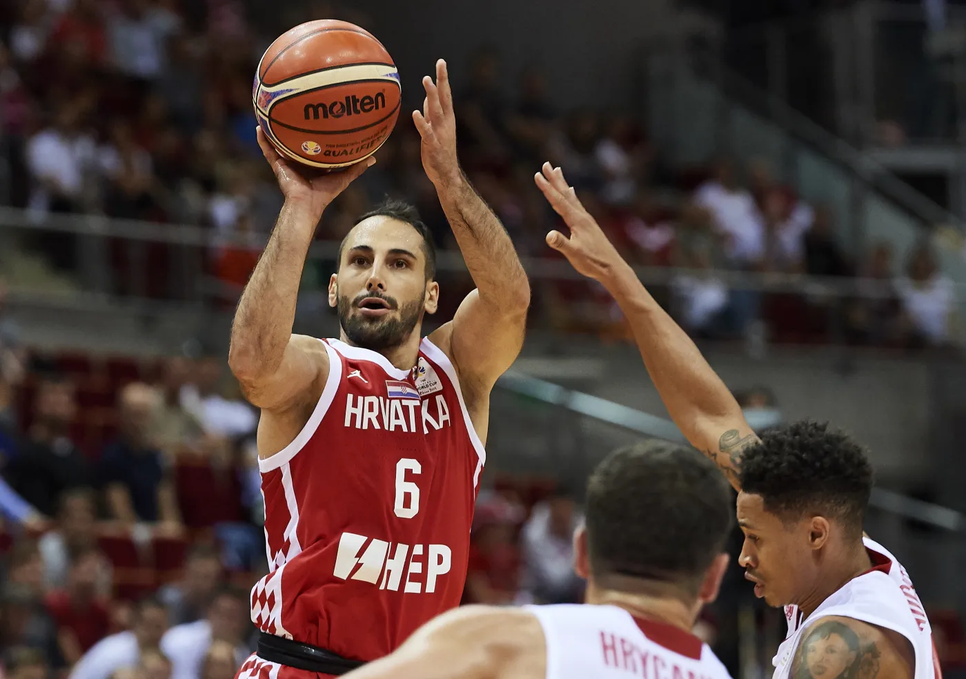 Zawodnicy reprezentacji Polski A.J. Slaughter (P) i Rok Stipcevic (L) z Chorwacji