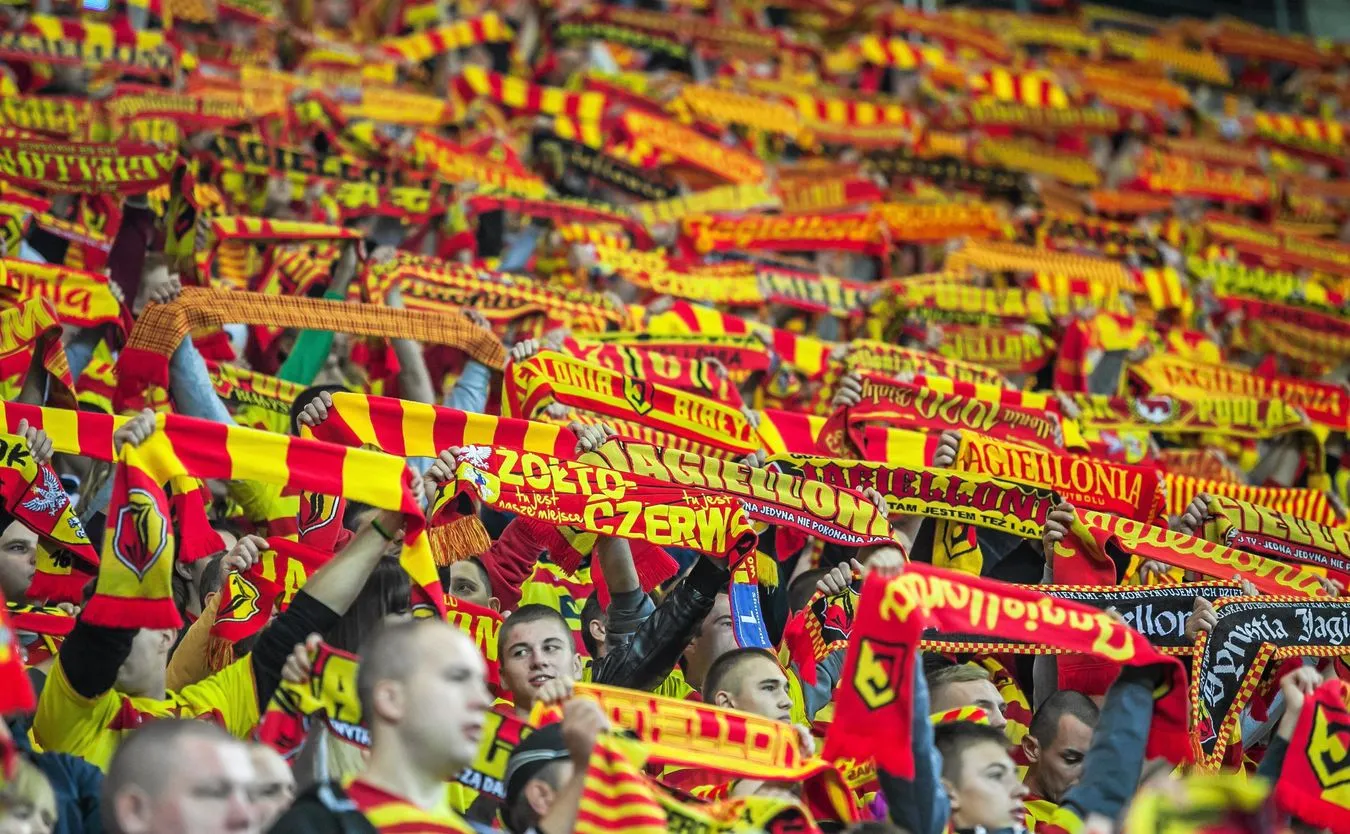 Kibice Jagiellonii na stadionie miejskim w Białymstoku