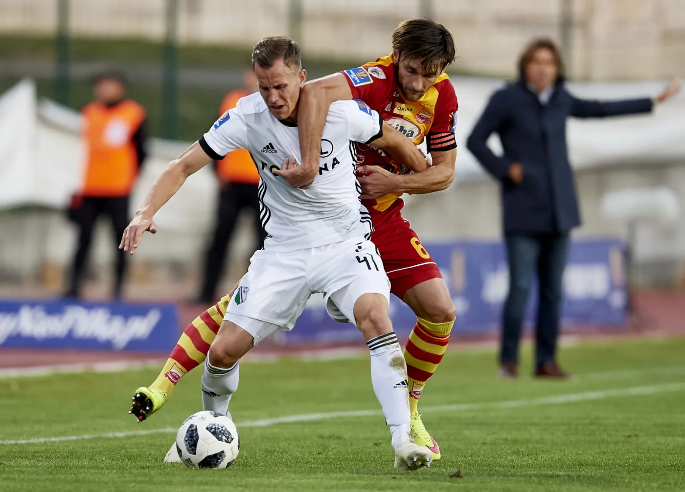 Piłkarz Chojniczanki Chojnice Przemysław Pietruszka (tył) i Paweł Stolarski (przód) z Legii Warszawa