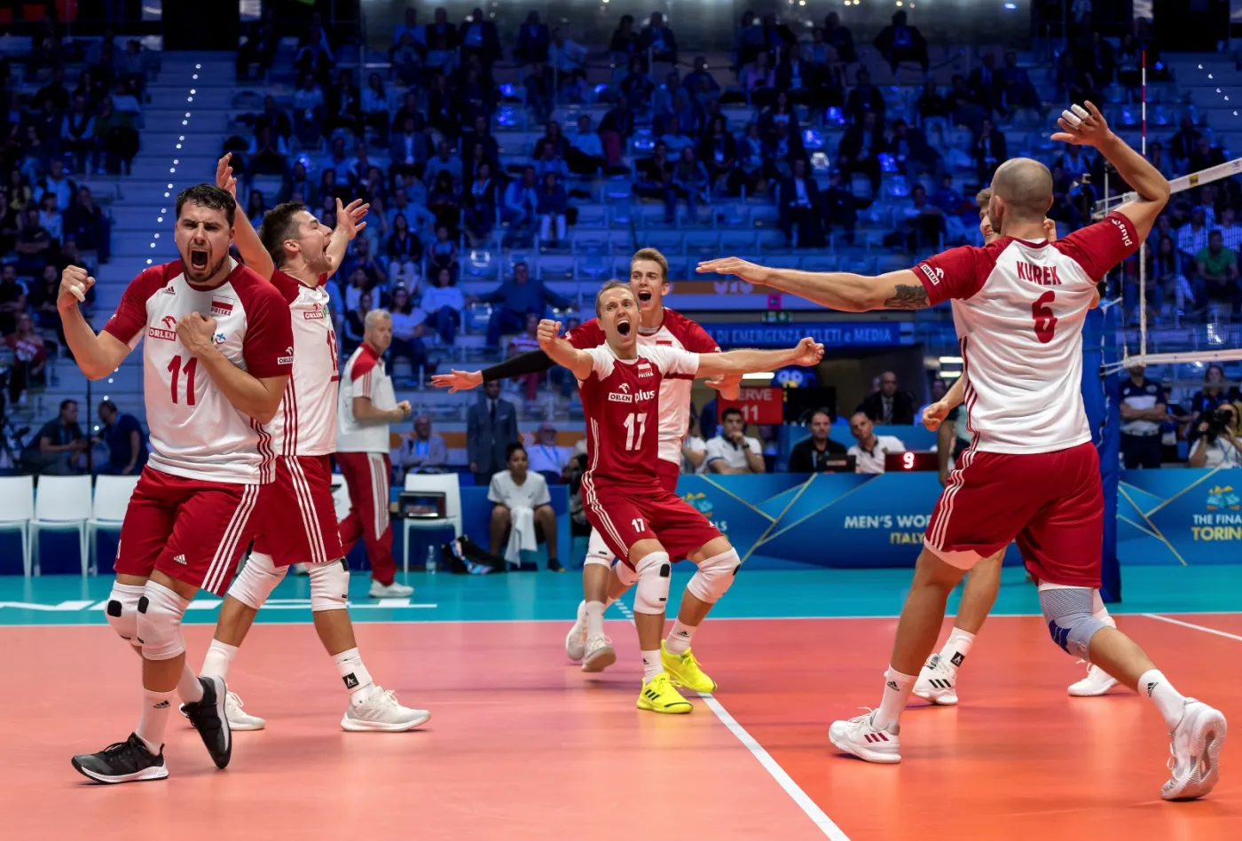 Polscy siatkarze cieszą się ze zwycięstwa po meczu grupy J mistrzostw świata z Serbią