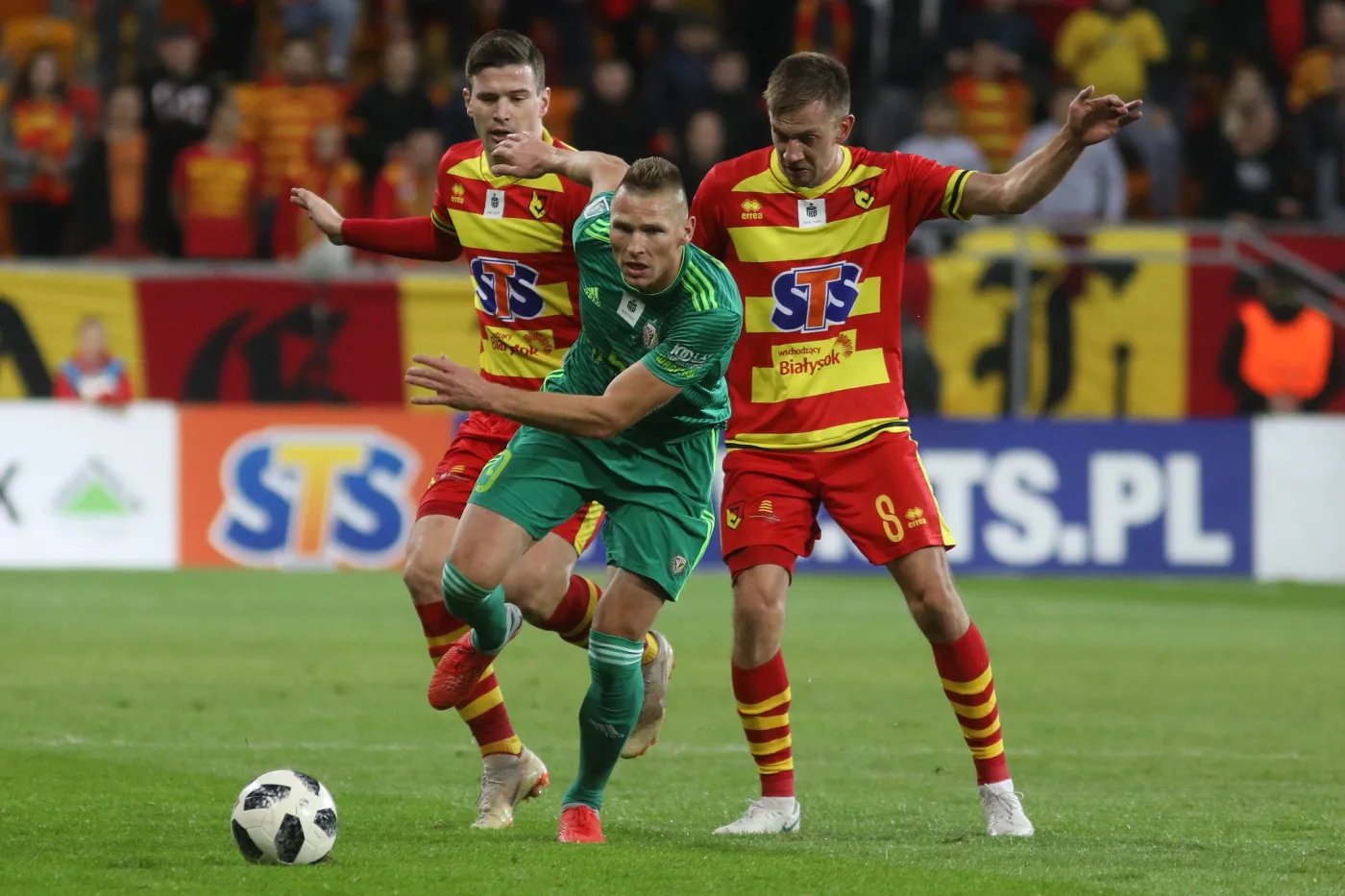 Piłkarze Jagiellonii Białystok Marcin Robak (C) i Ivan Runje (L) oraz Łukasz Burliga (P) ze Śląska Wrocław