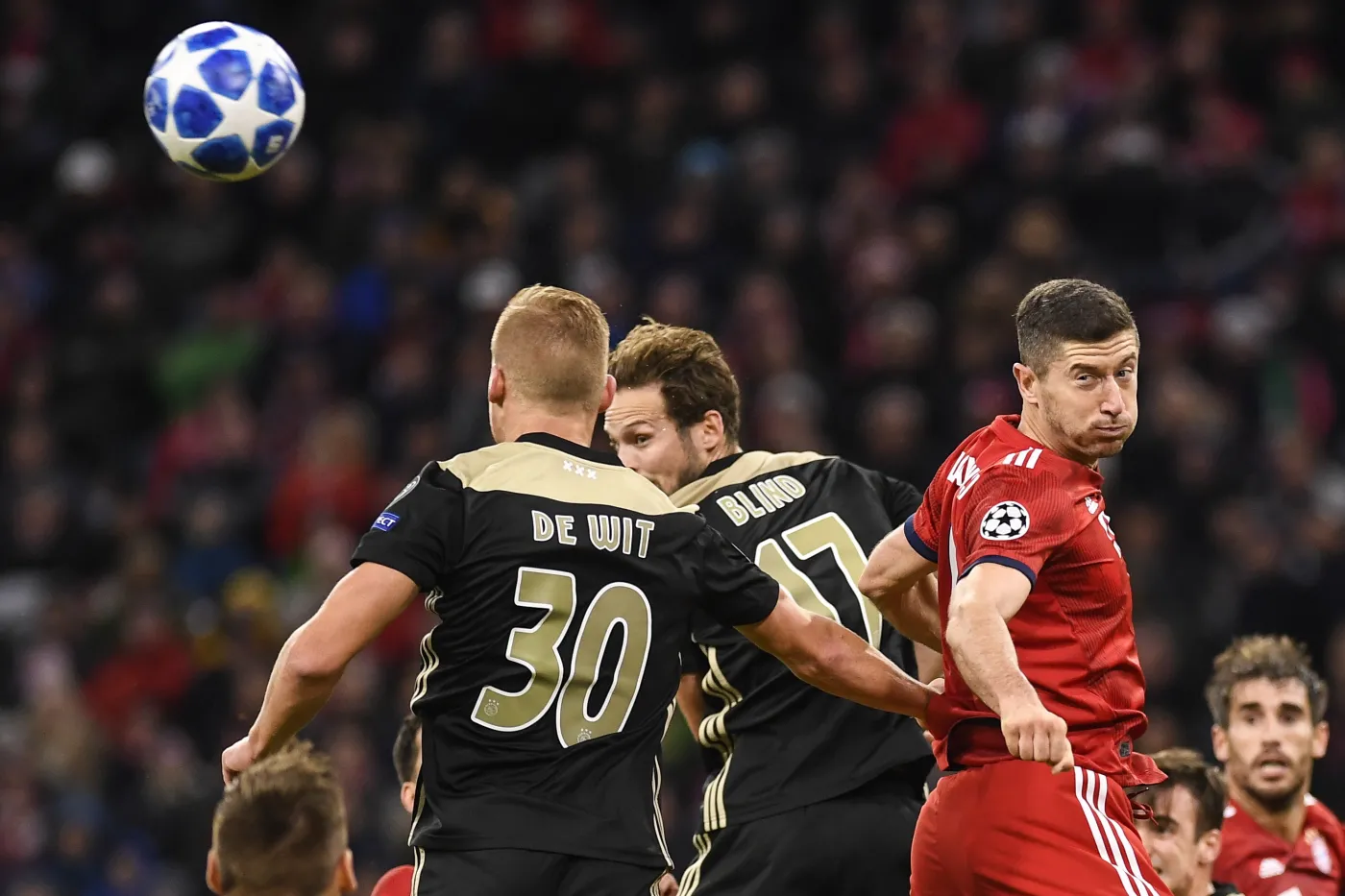 Robert Lewandowski (w czerwonym stroju)