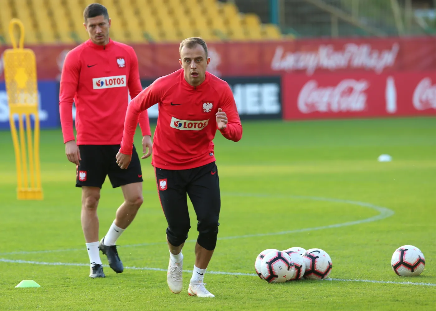 Zawodnicy reprezentacji Polski Robert Lewandowski (L) i Kamil Grosicki (P) podczas treningu w Katowicach