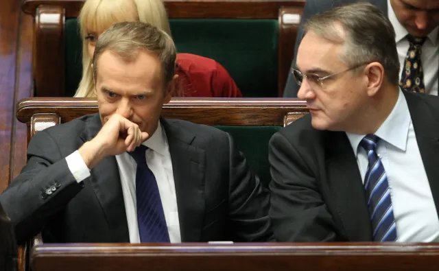 Prawicowy portal ujawnia pismo bijące w byłego premiera. "Już wtedy alarmowano rząd Tuska, że mafia przejmuje rynek paliw"