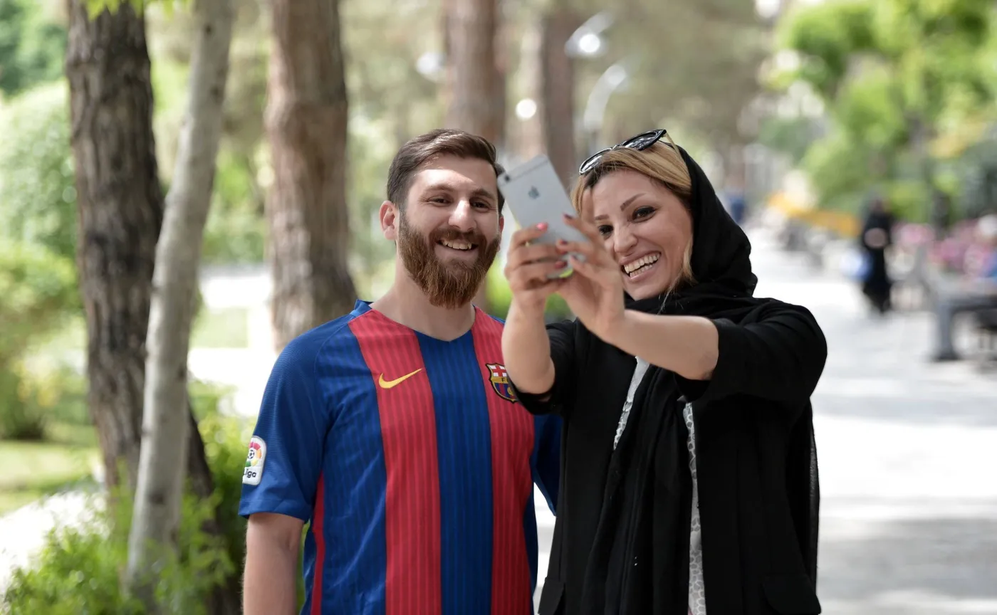 Fanka piłki nożnej z irańskim sobowtórem Lionela Messiego