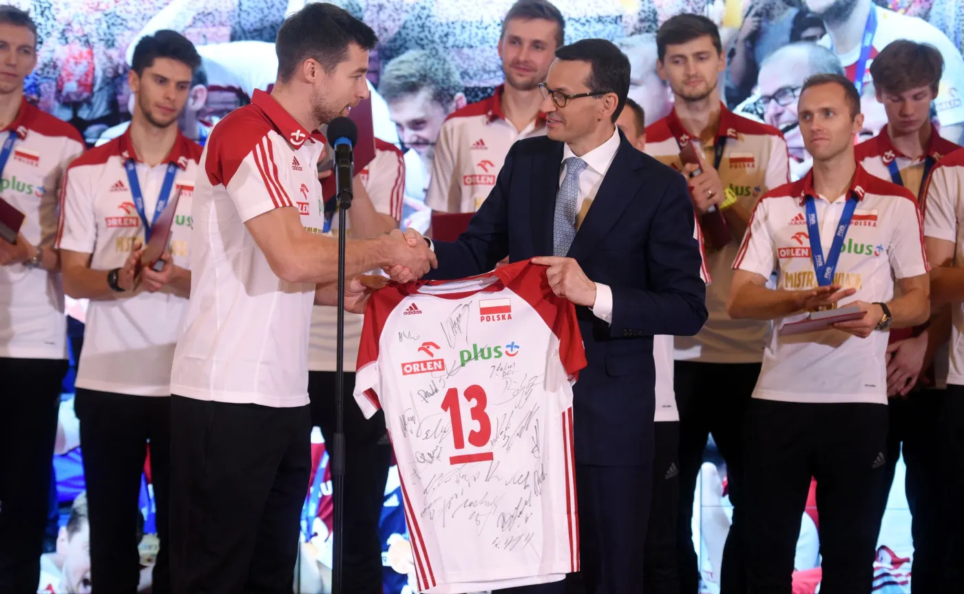 Mateusz Morawiecki w otoczeniu siatkarskich mistrzów świata