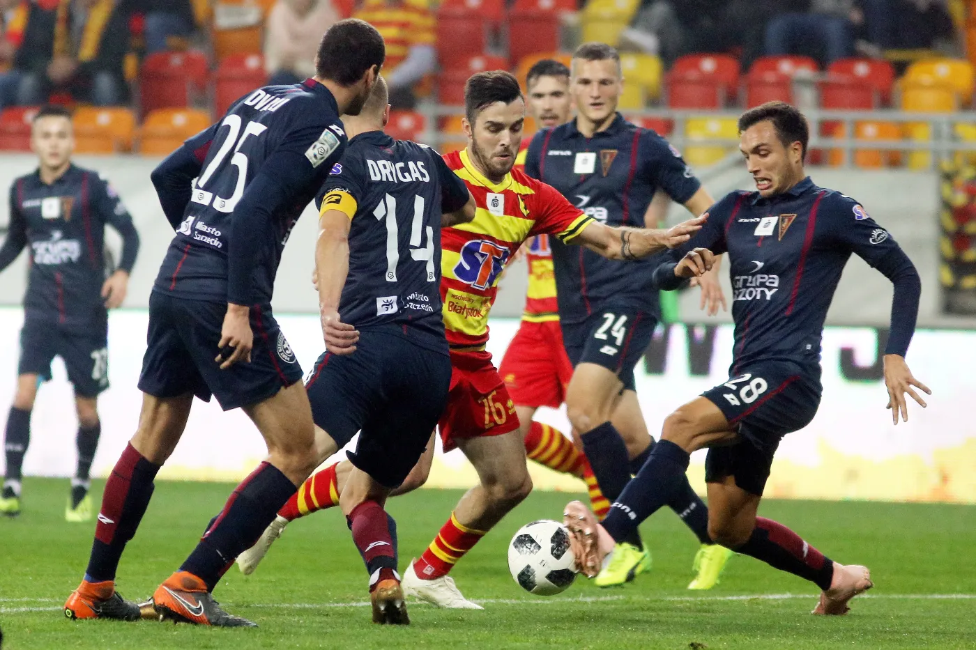 Zawodnik Jagiellonii Białystok Martin Pospisil (C) i Tomas Podstawski (P) z Pogoni Szczecin