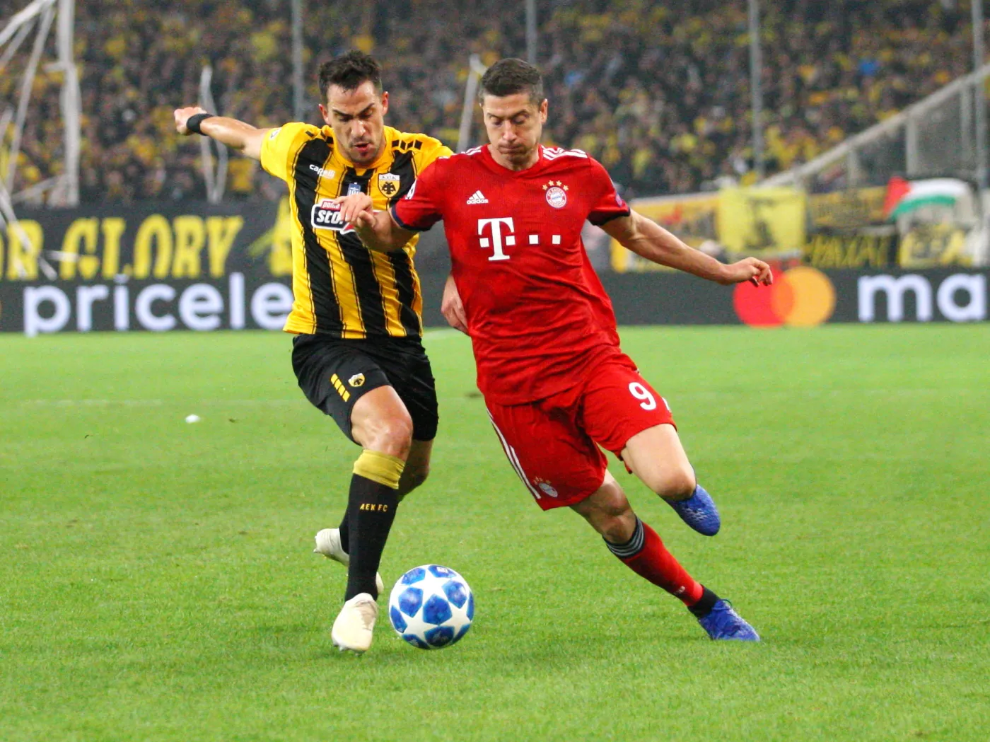 Robert Lewandowski (w czerwonym stroju)