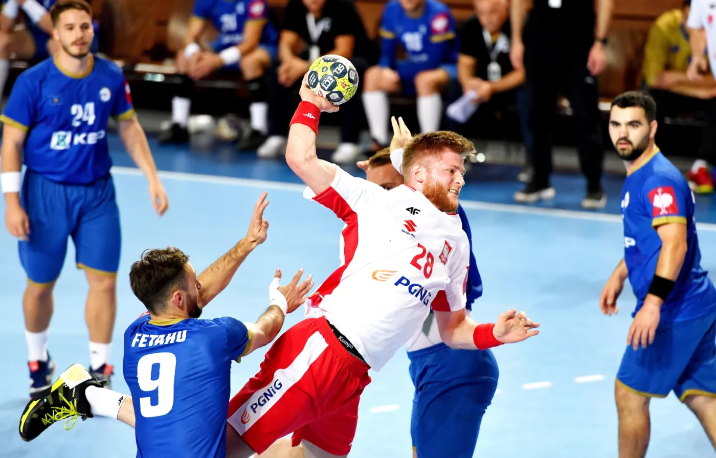 Polak Maciej Gębala (C) i Lindrit Fetahu (L) z Kosowa