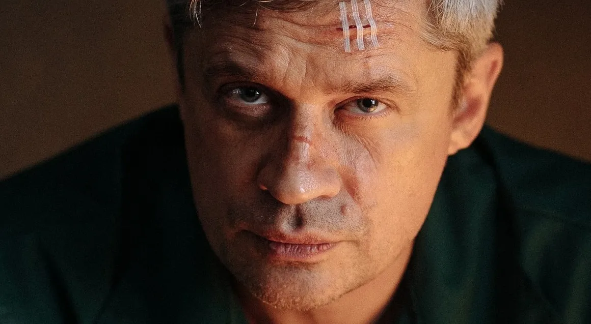 Piotr Grabowski w serialu "Mały zgon" Juliusza Machulskiego