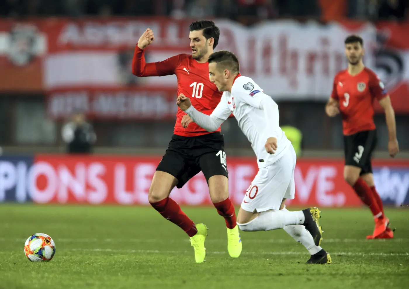 Piotr Zieliński (C) oraz Florian Grillitsch (L) i Aleksandar Dragovic