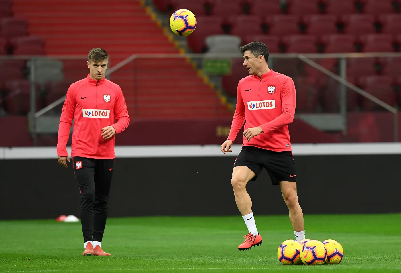 Piłkarze reprezentacji Polski Krzysztof Piątek (L) i Robert Lewandowski (P) podczas treningu kadry w Warszawie