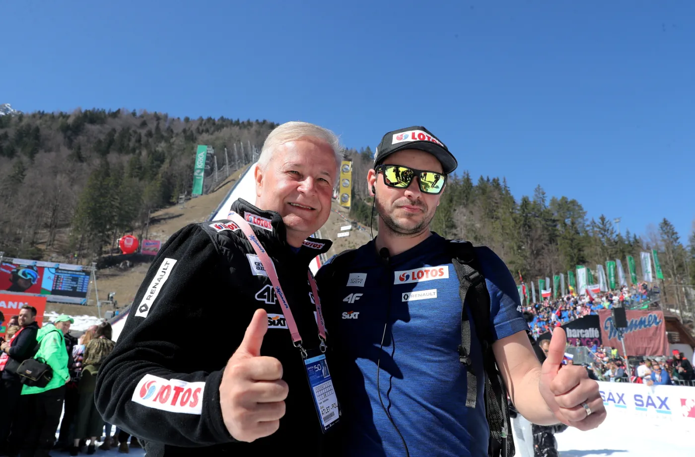 Prezes PZN Apoloniusz Tajner (P) i trener Michal Dolezal (L) po zawodach Pucharu Świata w skokach narciarskich w słoweńskiej Planicy