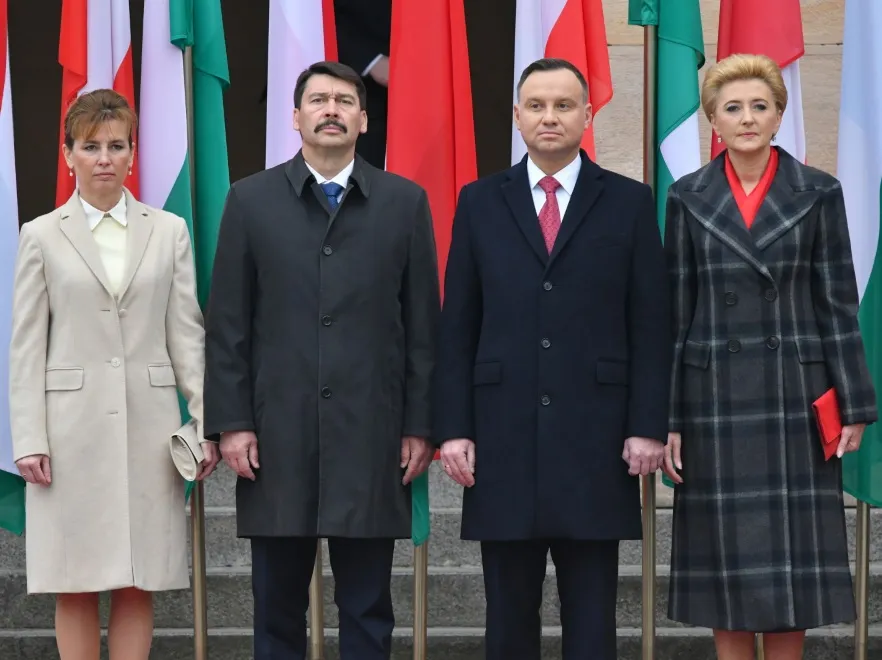 Na powitanie słaby tartan, a na mecz nieziemskie spodnium! W takich strojach Agata Duda podejmowała pierwszą parę Węgier. FOTO