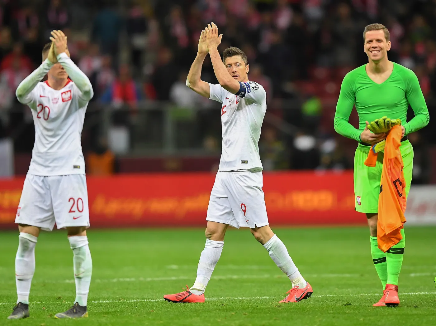 Piłkarze reprezentacji Polski (od lewej): Piotr Zieliński, Robert Lewandowski i bramkarz Wojciech Szczęsny, dziękują kibicom po meczu eliminacyjnym mistrzostw Europy z Łotwą