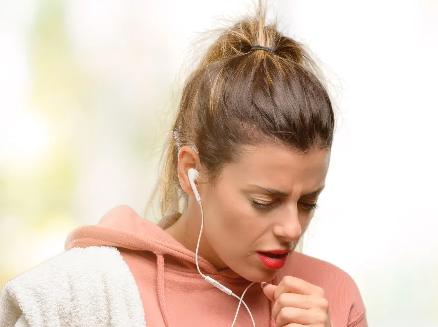 Przeziębiona kobieta w stroju sportowym