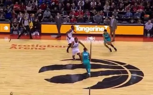 Jeremy Lamb trafił do kosza z połowy boiska