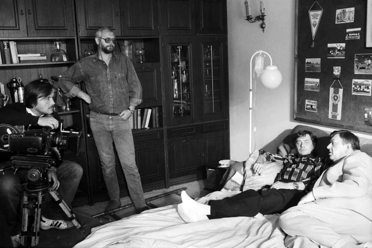 Ralizacja filmu "Piłkarski poker" w reżyserii Janusza Zaorskiego. Nz. operator Witold Adamek (L), Janusz Zaorski (2L) oraz aktorzy Janusz Gajos (2P) i Mariusz Dmochowski (P)