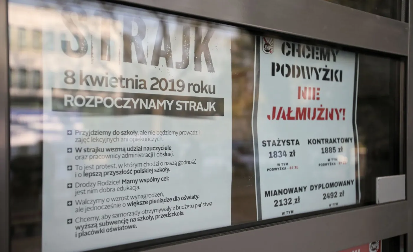 12249767-strajk-w-jednej-z-warszawskich.jpg