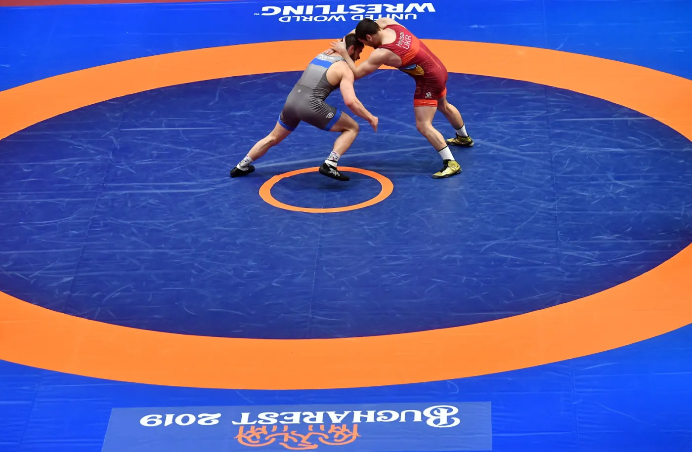 Polak Zbigniew Baranowski (L) i Ukrainiec Bohdan Hrytsay (P) w ćwierćfinałowym pojedynku w kategorii 92 kg podczas zapaśniczych mistrzostw Europy w stylu wolnym i klasycznym