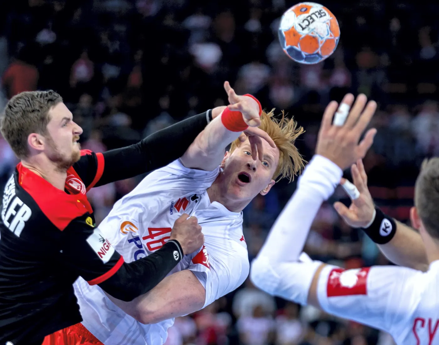 Polacy Tomasz Gębala (C) i Kamil Syprzak (P) oraz Hendrik Pekeler (L) z Niemiec podczas meczu eliminacyjnego mistrzostw Europy piłkarzy ręcznych