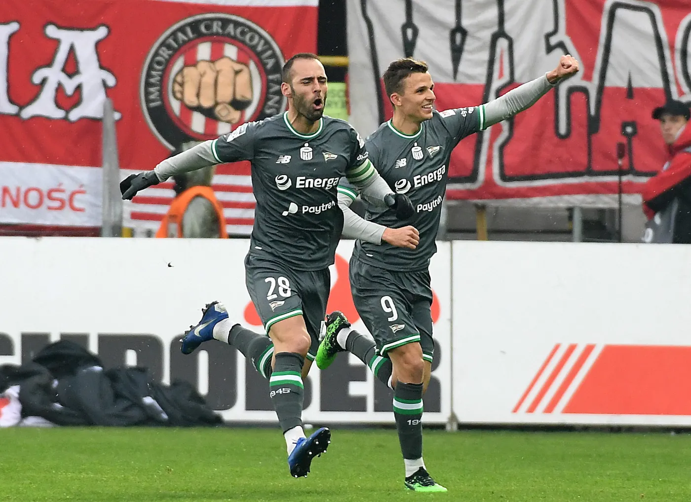 Piłkarze Lechii Gdańsk Flavio Paixao (L) i Patryk Lipski (P) cieszą się z gola podczas meczu Ekstraklasy z Cracovią