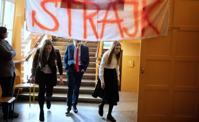 Zawieszenie strajku nauczycieli nie rozwiąże problemu? "Prawdziwy Armagedon będzie we wrześniu"