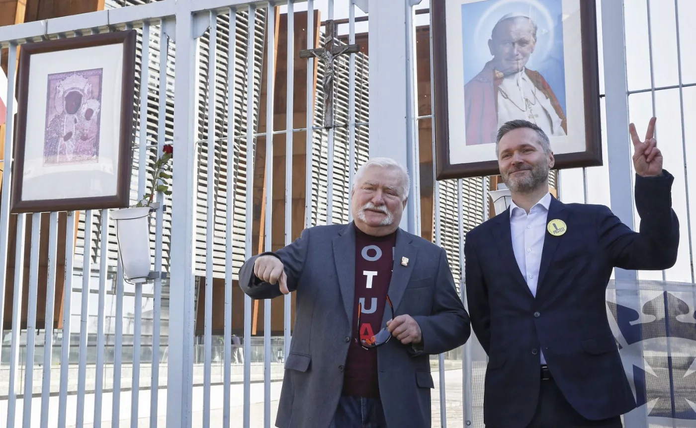 Były prezydent Lech Wałęsa oraz jego syn - eurodeputowany Jarosław Wałęs przed historyczną bramą nr 2 Stoczni Gdańskiej