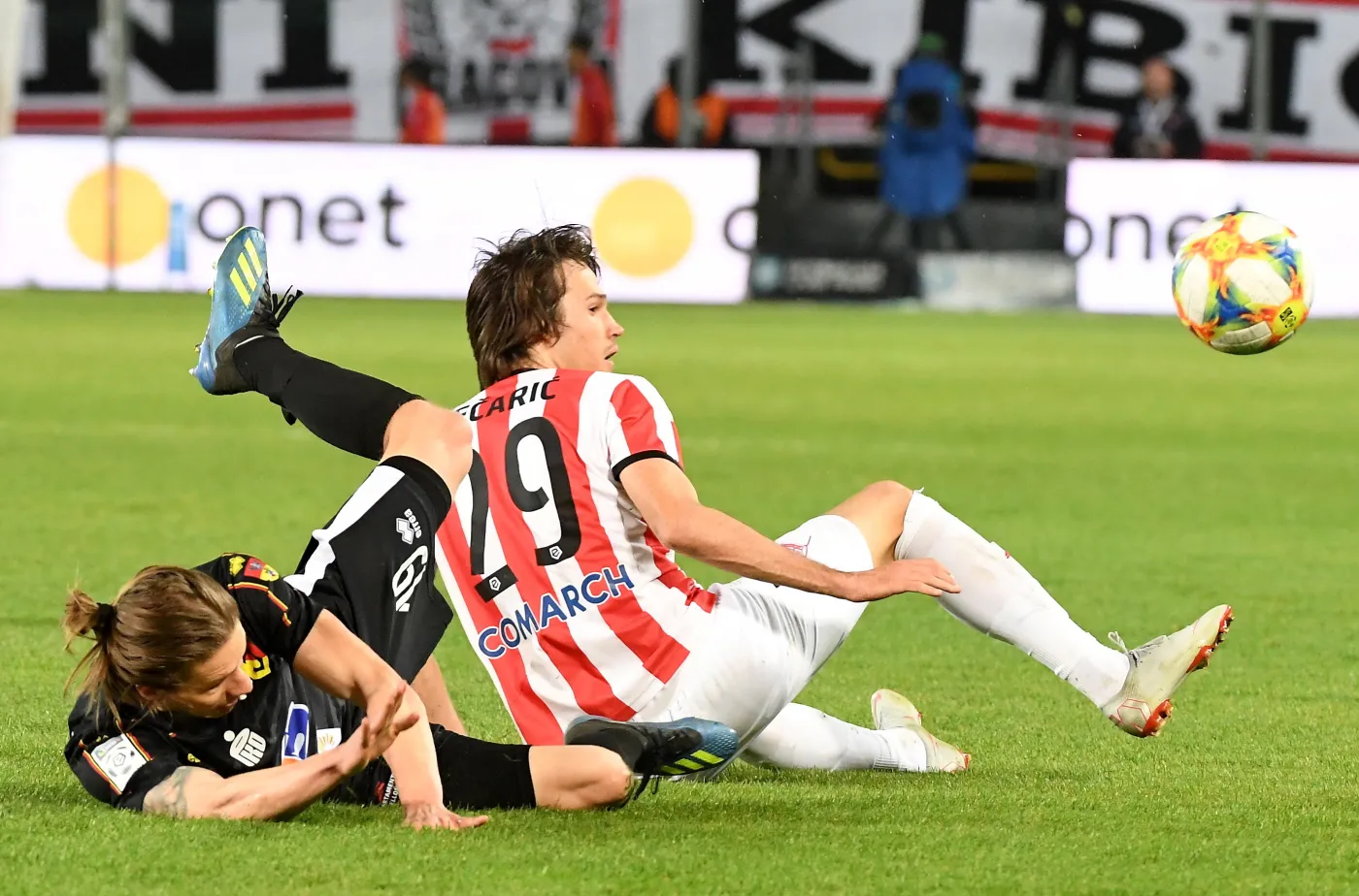 Piłkarz Cracovii Bojan Cecaric (P) i Bodvar Bodvarsson (L) z Jagiellonii Białystok podczas meczu grupy mistrzowskiej Ekstraklasy