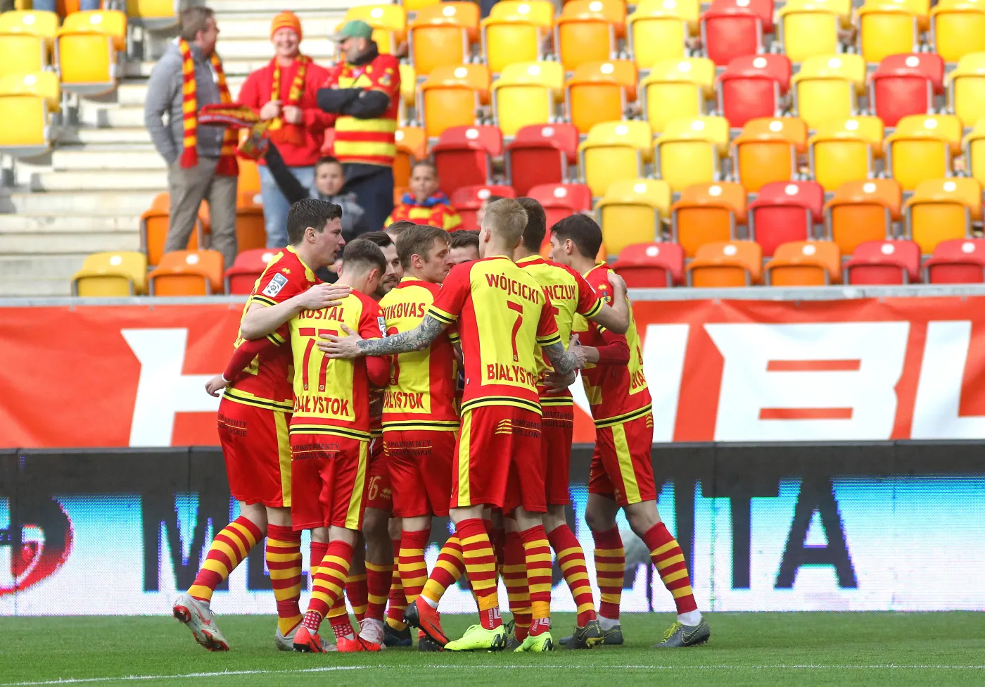 Radość zawodników Jagiellonii Białystok ze zdobytej bramki w meczu piłkarskiej Ekstraklasy z Pogonią Szczecin