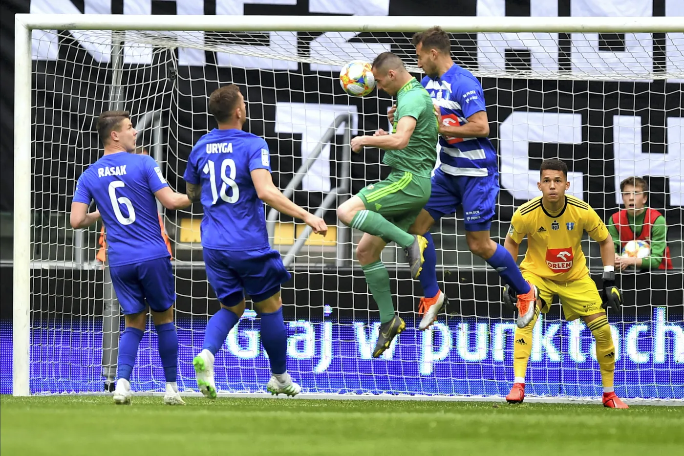 Piłkarz Śląska Wrocław Mateusz Cholewiak (C) oraz Damian Rasak (L), Alan Uryga (2L), Angel Garcia (2P) i bramkarz Bartłomiej Żynel (P) z Wisły Płock