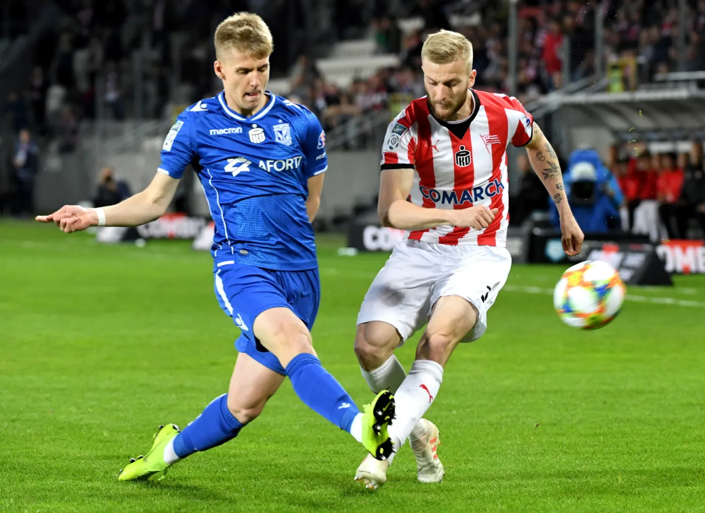 Piłkarz Cracovii Michal Siplak (P) i Tymoteusz Klupś (L) z Lecha Poznań podczas meczu grupy mistrzowskiej Ekstraklasy