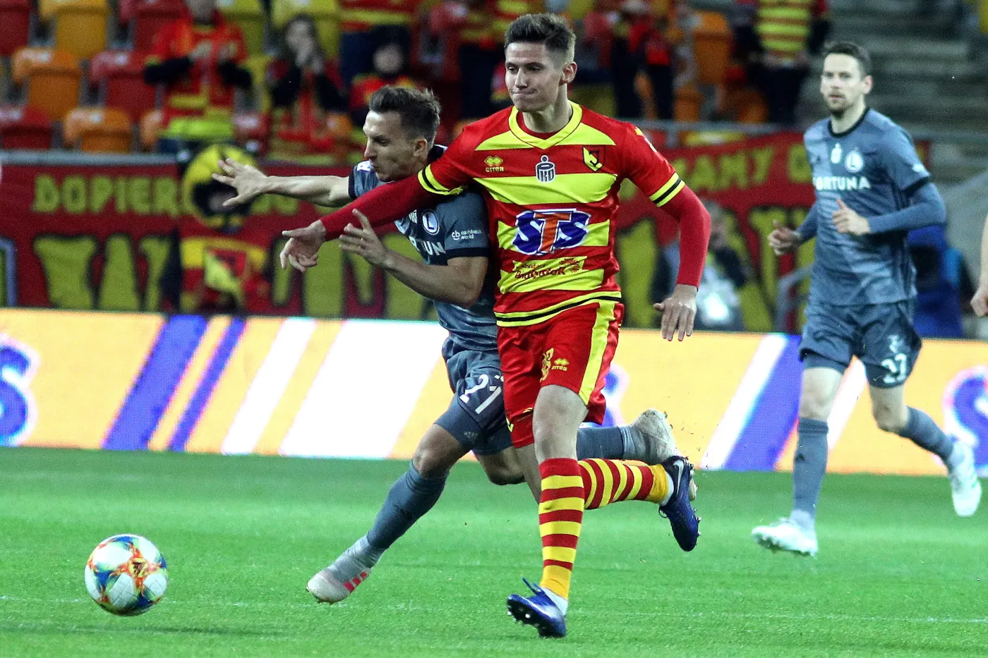 Piłkarz Jagiellonii Białystok Patryk Klimala (C) i Dominik Nagy (L) z Legii Warszawa podczas meczu grupy mistrzowskiej Ekstraklasy