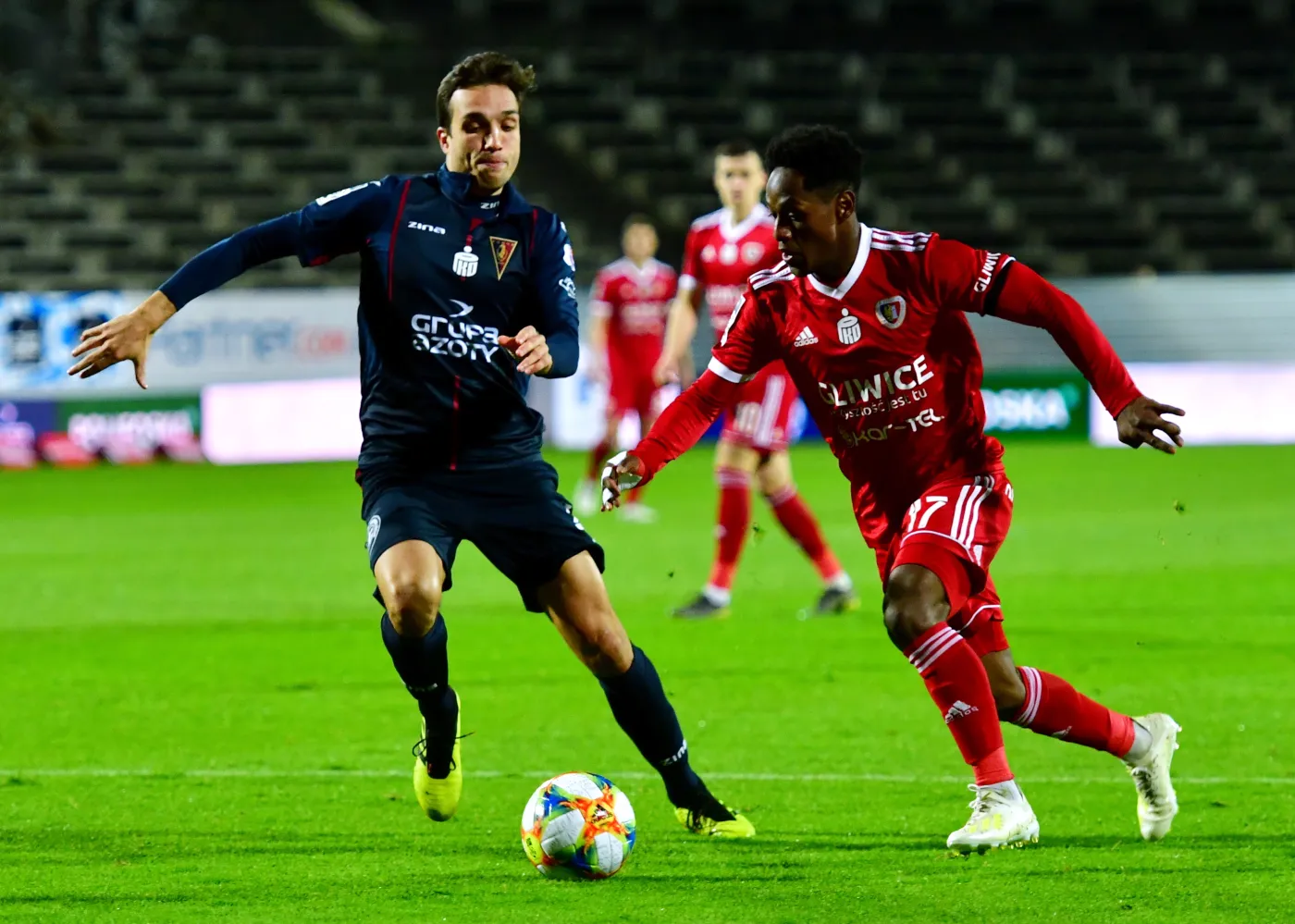 Piłkarz Pogoni Szczecin Tomas Podstawski (L) i Joel Valencia (P) z Piasta Gliwice podczas meczu grupy mistrzowskiej Ekstraklasy