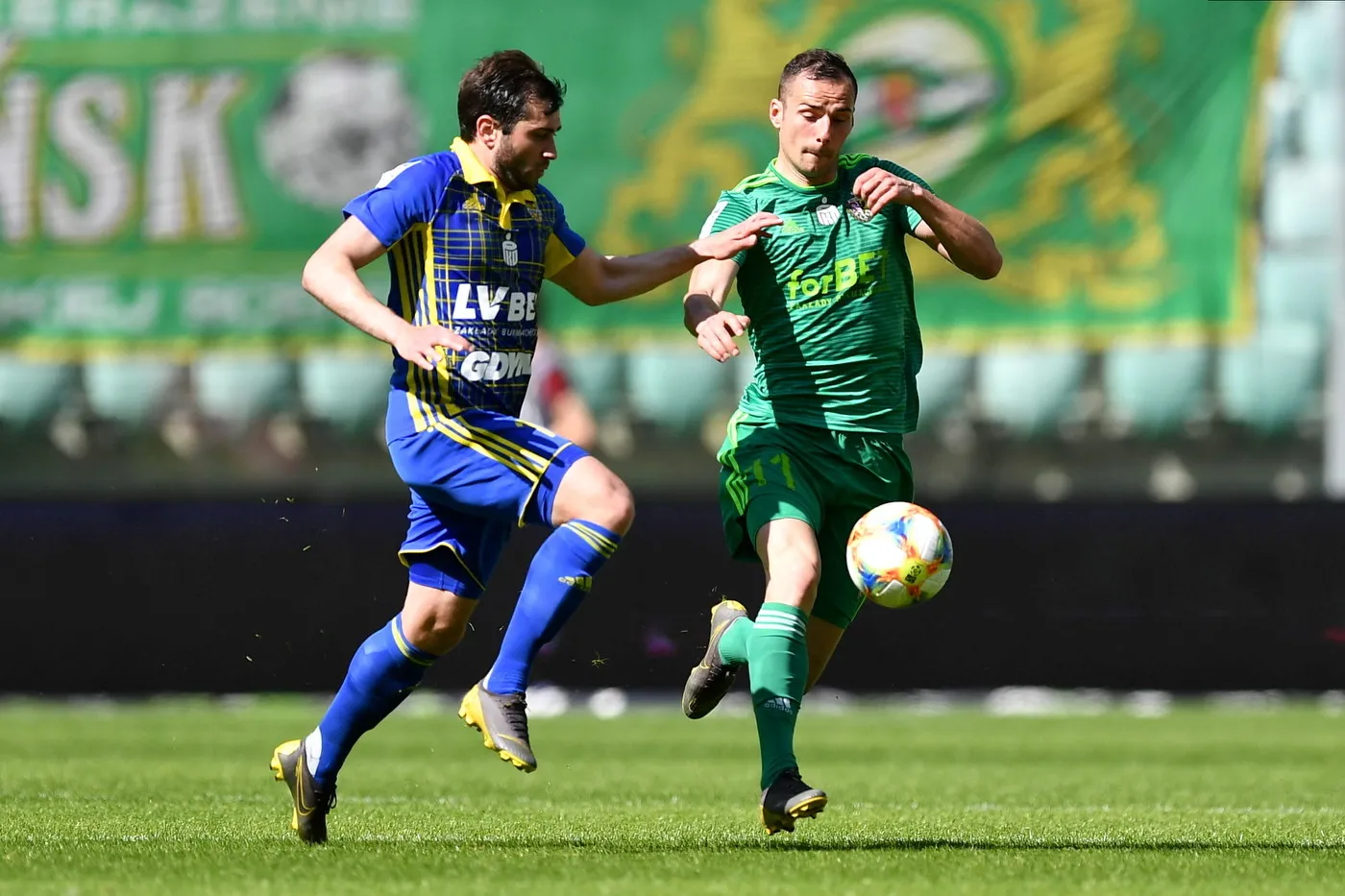 Zawodnik Śląska Wrocław Augusto (P) i Mateusz Młyński (L) z Arki Gdynia podczas meczu grupy spadkowej piłkarskiej Ekstraklasy