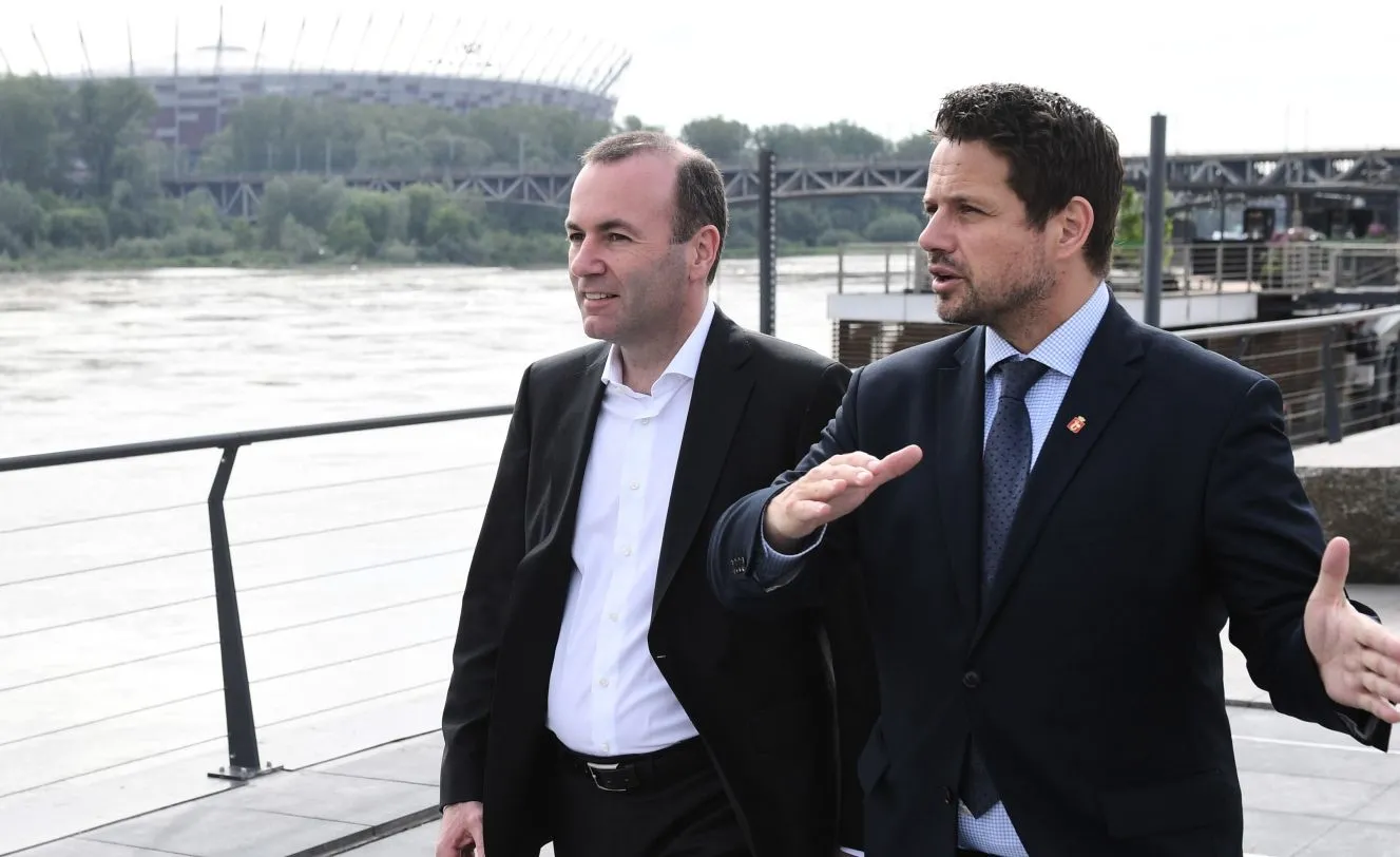 Kandydat europejskich chadeków na stanowisko przewodniczącego Komisji Europejskiej Manfred Weber (L) oraz prezydent miasta Rafał Trzaskowski