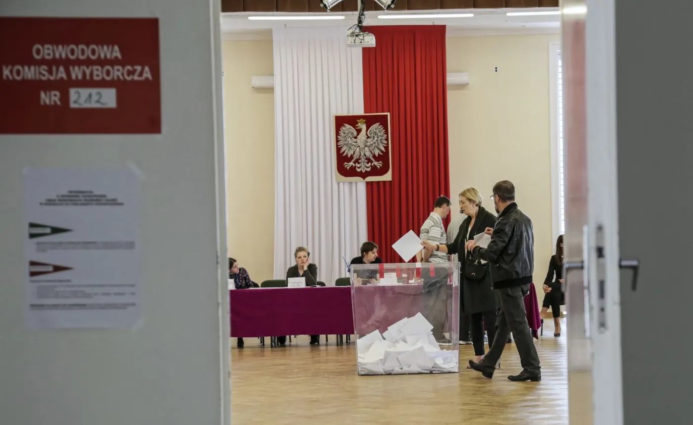 Głosowanie w komisji wyborczej numer 212 w warszawskim XIV Liceum im. Stanisława Stasica,