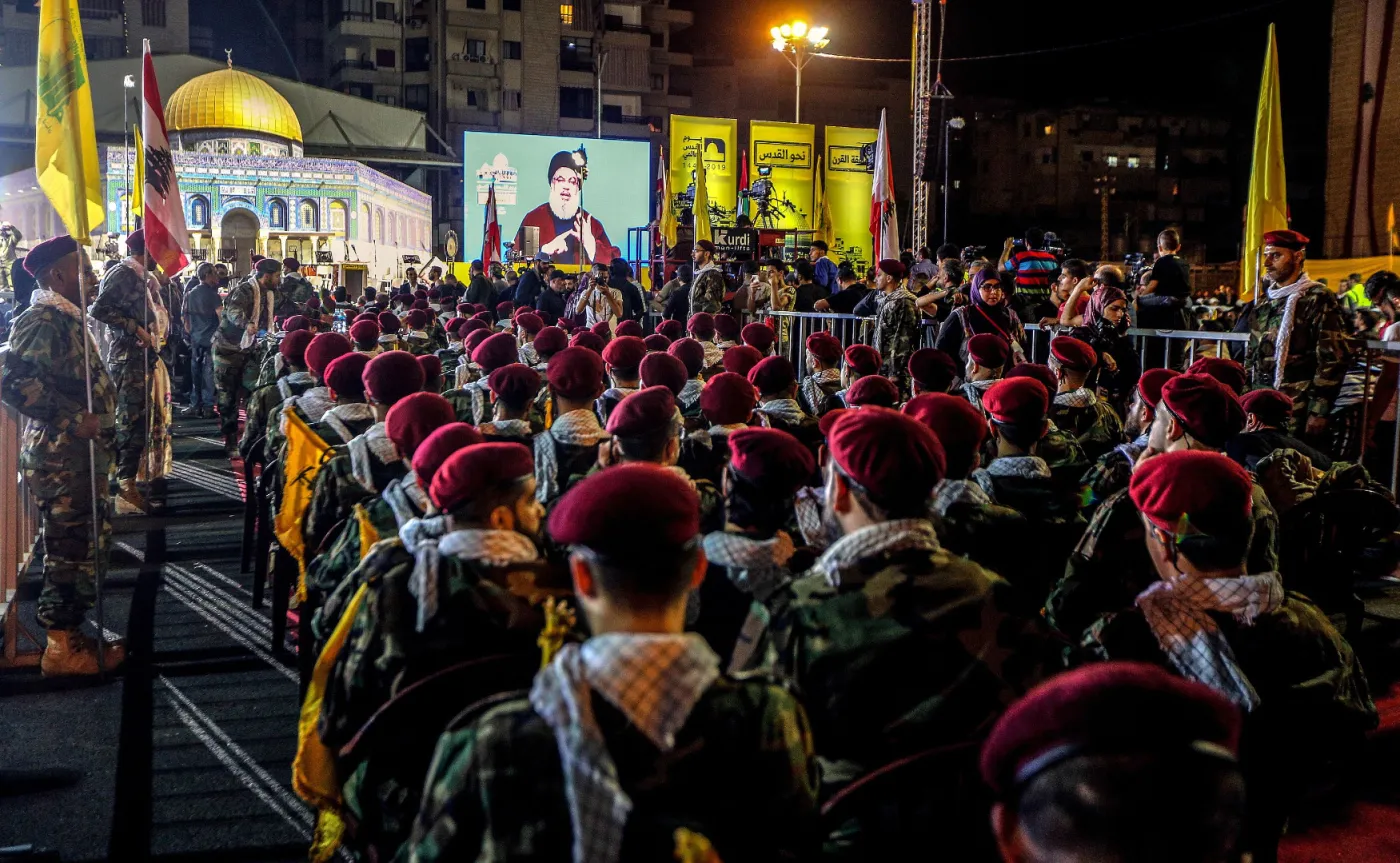 Bojownicy Hezbollahu słuchają przemówienia Hassana Nasrallaha