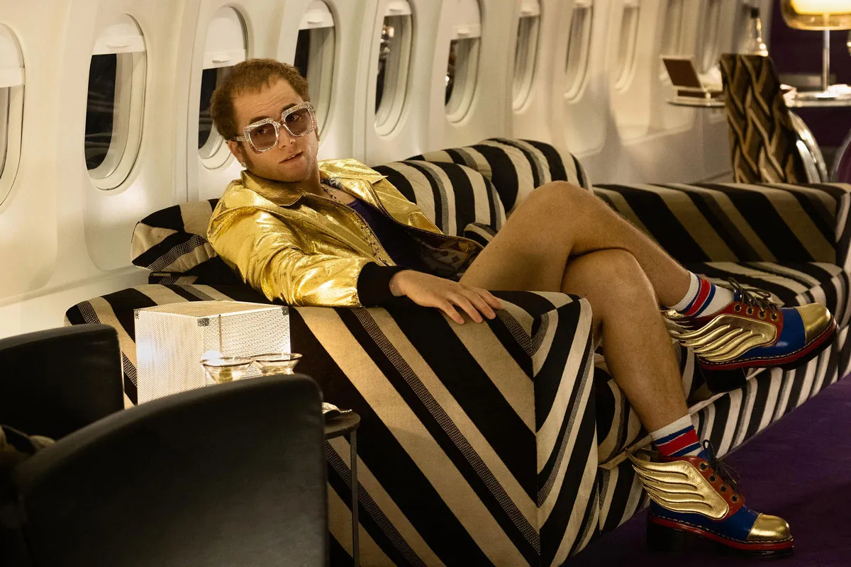 Taron Egerton jako Elton John w filmie "Rocketman"