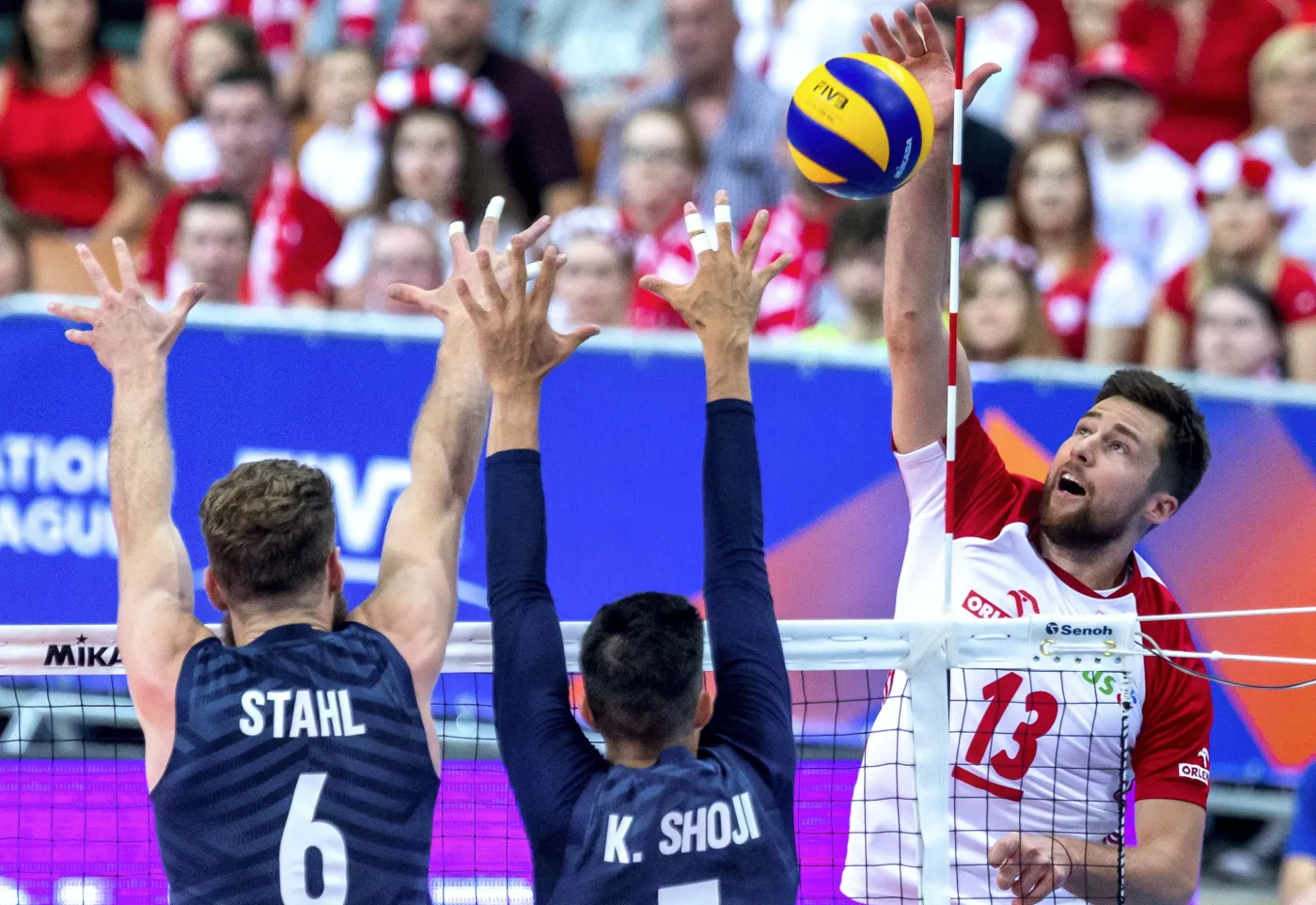 Mitchell Stahl (L) i Kawika Shoji (C) oraz Michał Kubiak (P)