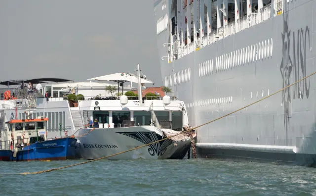 Wypadek w Wenecji. Wielki wycieczkowiec uderzył w dok i statek z turystami [WIDEO]