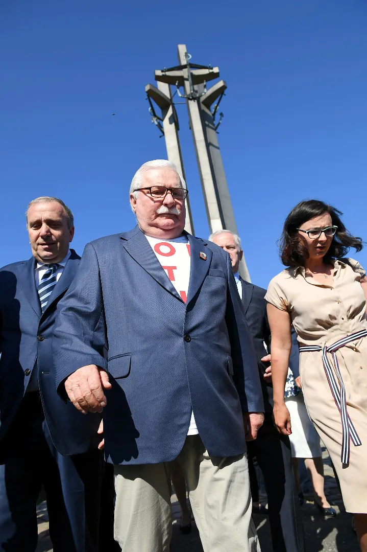 12371649-lech-walesa-grzegorz-schetyna.jpg